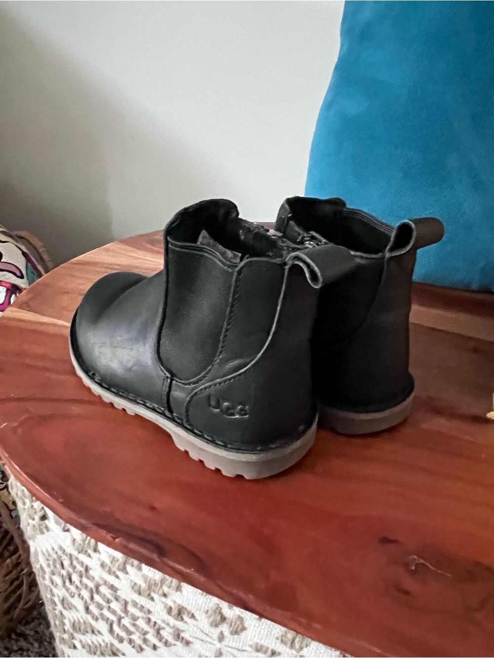 UGG Lemmy Black Leather Chelsea Ankle Boots Kids Size 8 1009218T